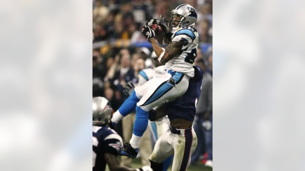 One of Steve Smith's acrobatic catches vs the Patriots (Super Bowl 2003).webp